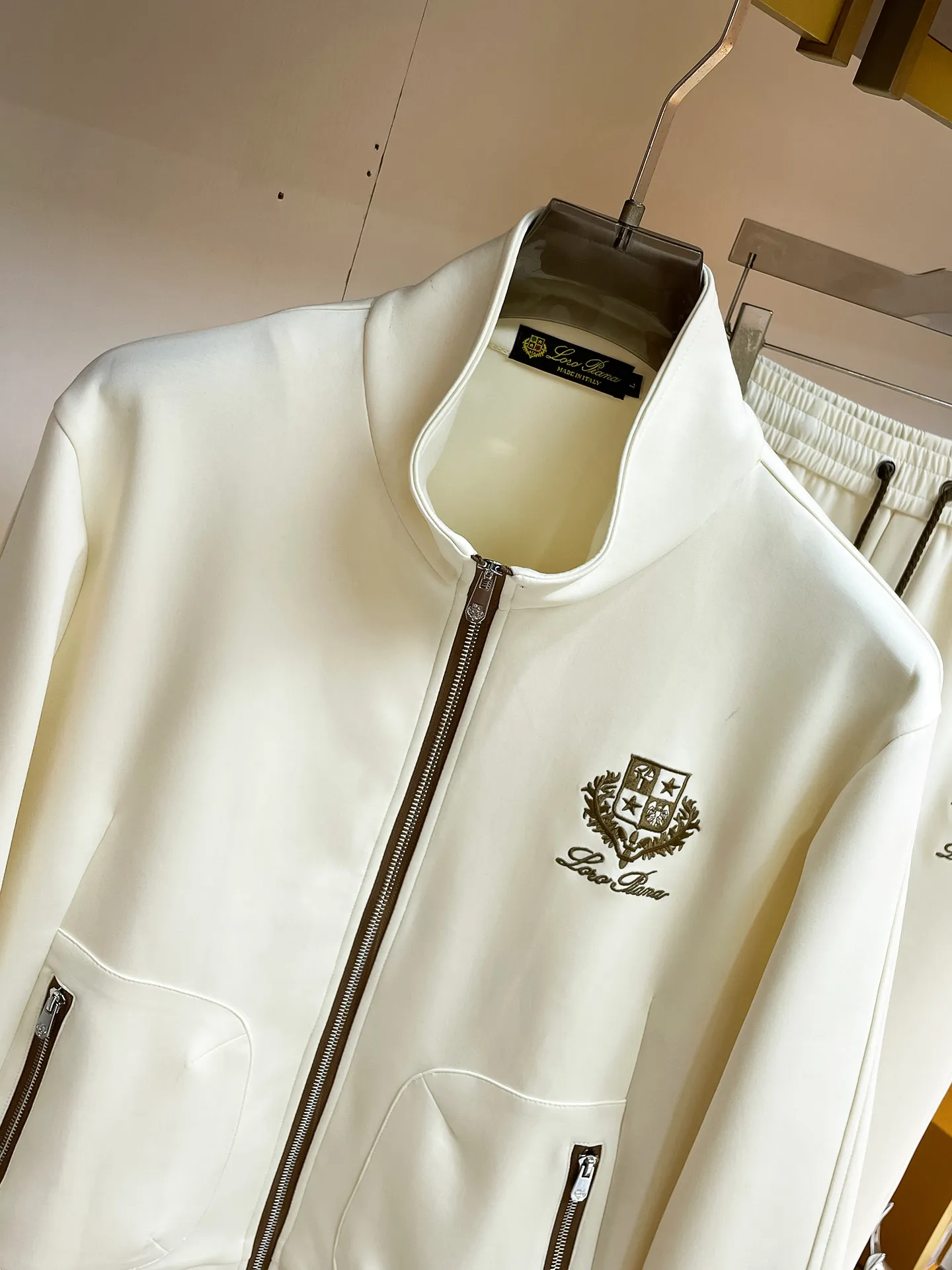 LP New Arrival counter Same Style casual suit, Breathable, comfortable and casual! Full of high-end feel! The details are exquisite and high-end, and the workmanship is impeccable! The original Premium fabric is very high-end! The fabric is crisp and anti-wrinkle Wear-Resistant, warm, neat and stylish. Everyone must buy a set this autumn and winter. They must look cool and cool when wearing them. We especially recommend Sizes M-3XL